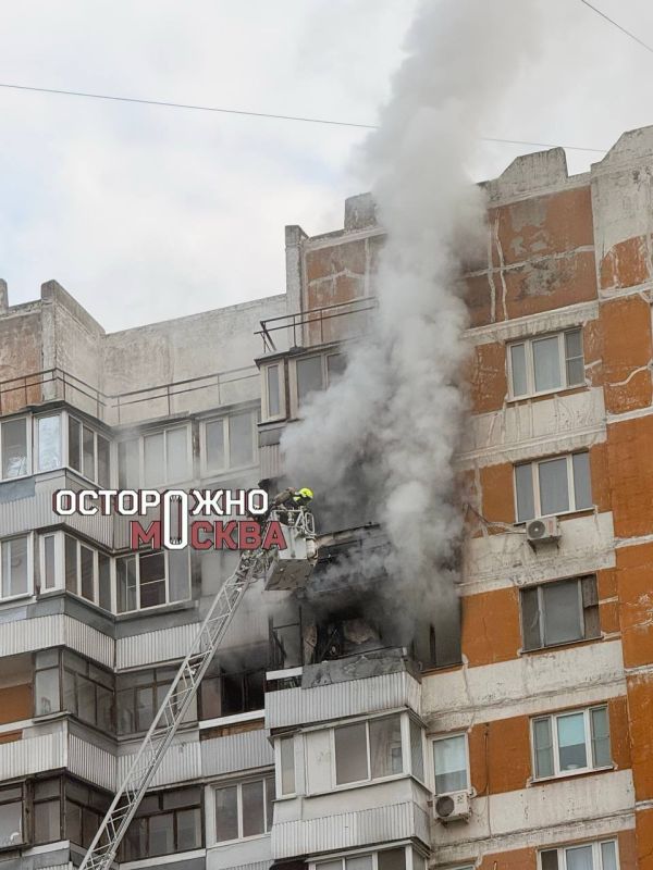 Пожар вспыхнул в многоэтажке на западе Москвы