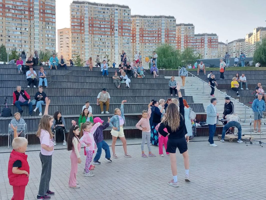 Летний вечер у реки. Выходные в Павшинской пойме - это уже добрая традиция, которую с нетерпением ждут и взрослые, и дети Летний вечер у реки. Выходные в Павшинской пойме - это уже добрая традиция, которую с нетерпением ждут и взрослые, и дети