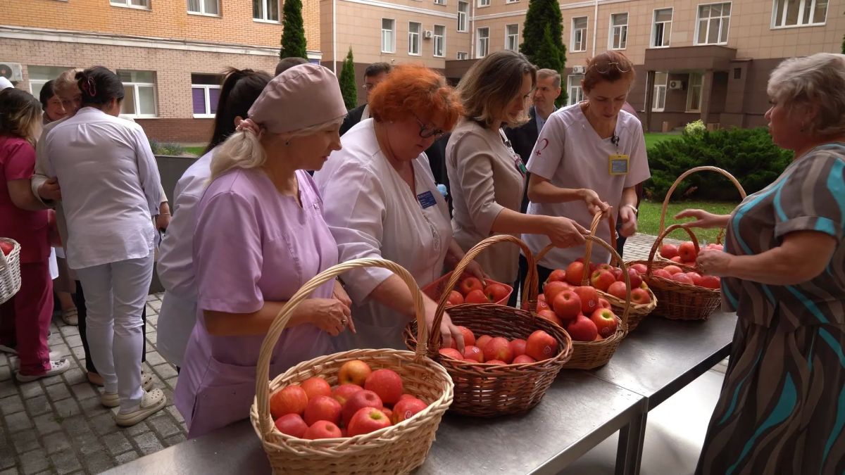 На здоровье! В Долгопрудном пациентам больницы передали освящённые яблоки На здоровье! В Долгопрудном пациентам больницы передали освящённые яблоки