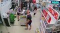 Покупатель отправил в нокаут молодую кассиршу в Подмосковье из-за несоответствия ценников с итоговым чеком