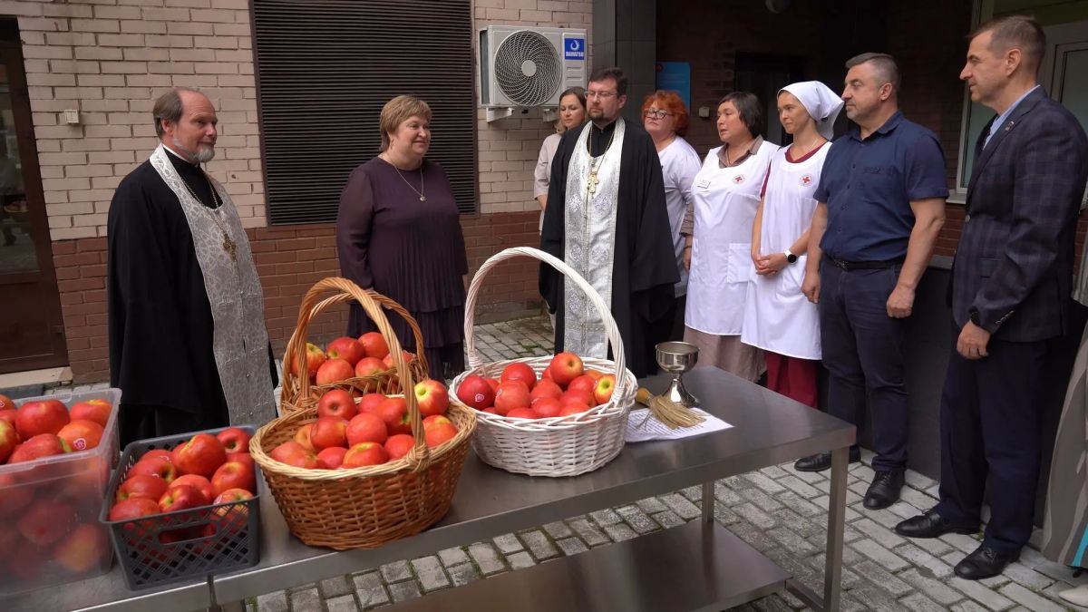 На здоровье! В Долгопрудном пациентам больницы передали освящённые яблоки На здоровье! В Долгопрудном пациентам больницы передали освящённые яблоки