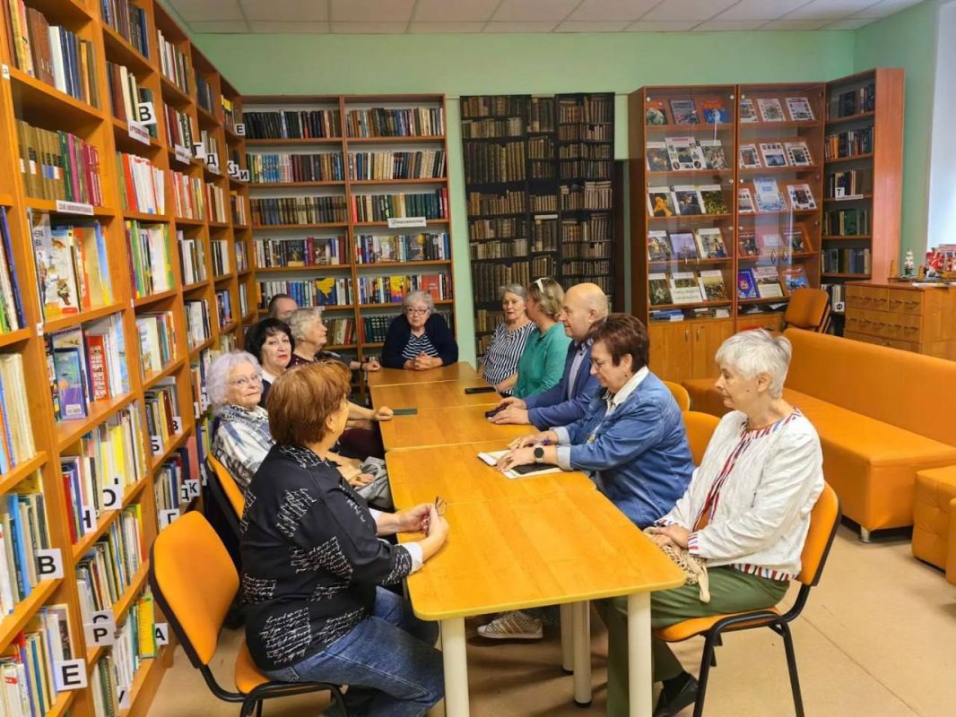 С коллективами учреждений образования, спорта, здравоохранения и с читателями библиотеки поселка Челюскинский встретился заместитель председателя Совета депутатов округа Николай Михайлин С коллективами учреждений образования, спорта, здравоохранения и с читателями библиотеки поселка Челюскинский встретился заместитель председателя Совета депутатов округа Николай Михайлин