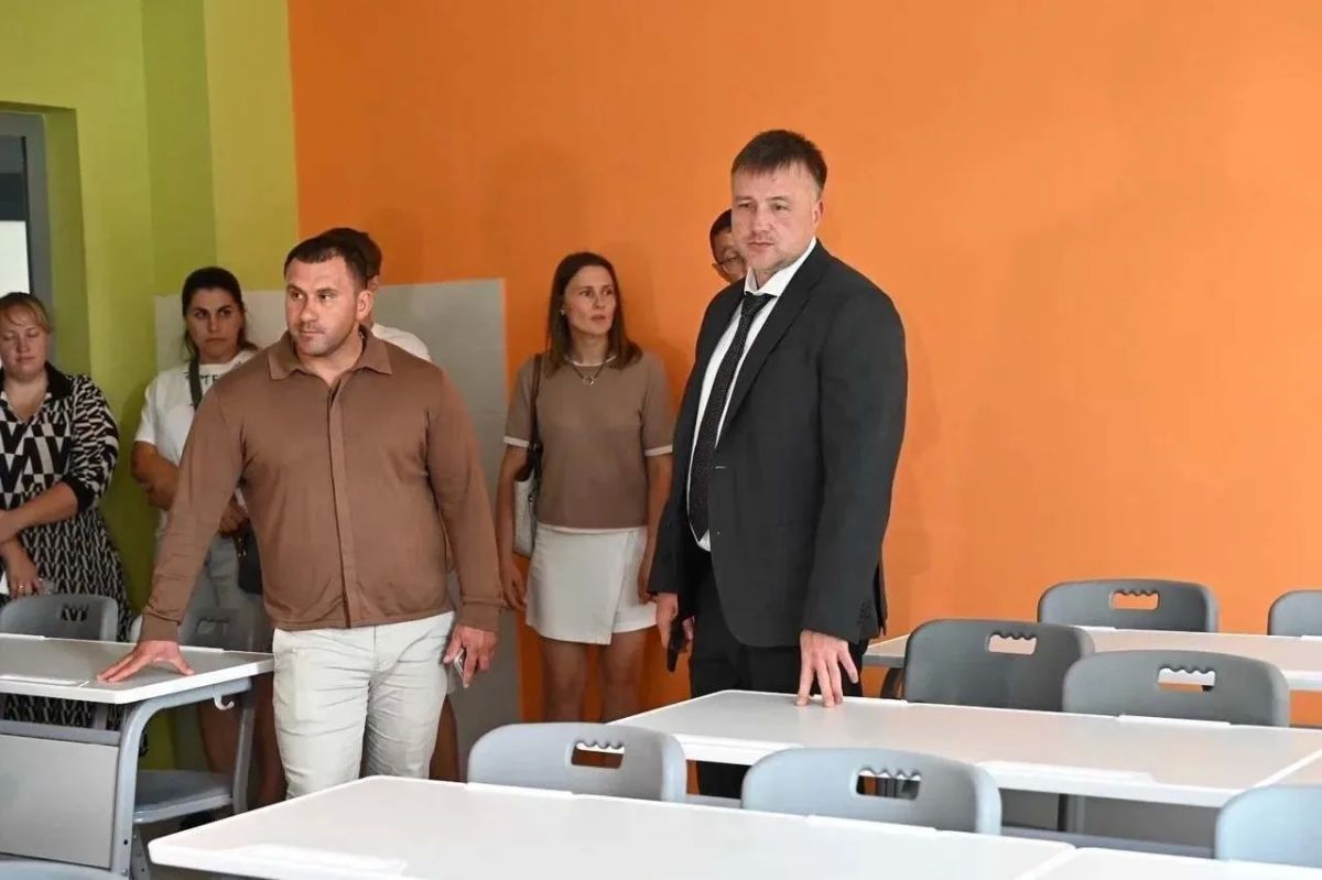 Глава округа Алексей Шимко вместе с депутатом окружного Совета Максимом Валиковым, директором Липицкой школы Галиной Юдиной, родителями и выпускниками проверил ход завершающего этапа капитального ремонта Глава округа Алексей Шимко вместе с депутатом окружного Совета Максимом Валиковым, директором Липицкой школы Галиной Юдиной, родителями и выпускниками проверил ход завершающего этапа капитального ремонта