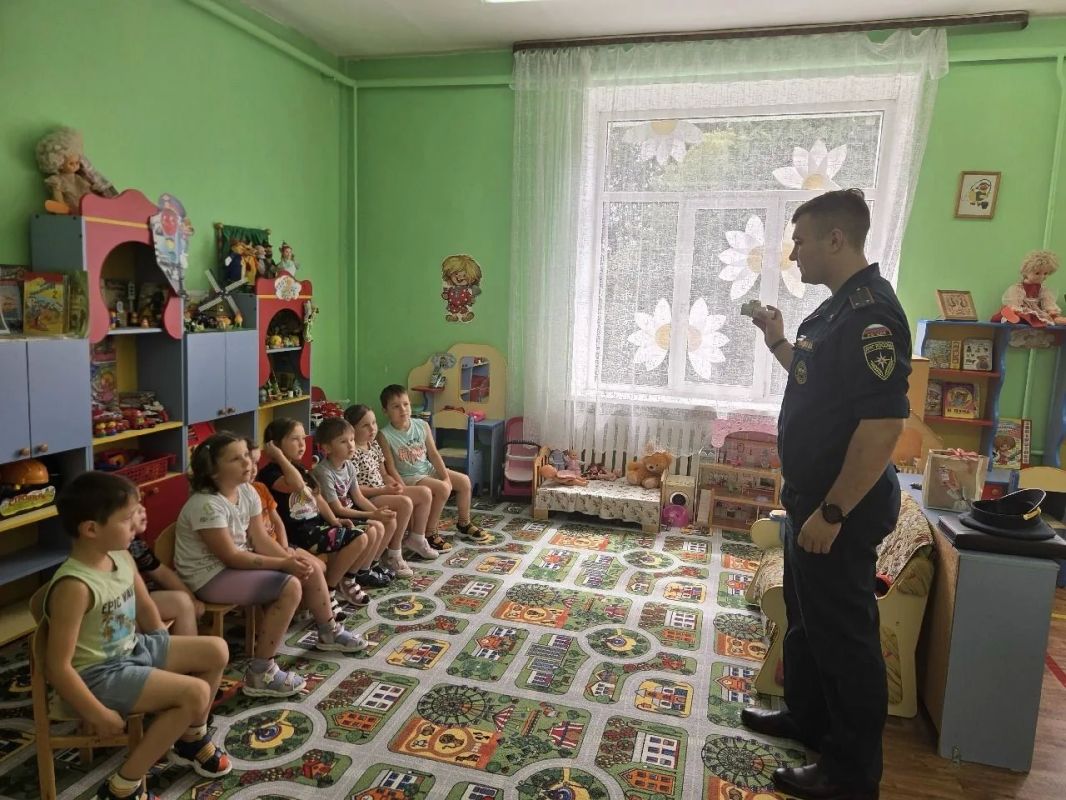 Инспекторы Госпожнадзора обучили правилам безопасности воспитанников детсадов в Хатуни и Ивановском Инспекторы Госпожнадзора обучили правилам безопасности воспитанников детсадов в Хатуни и Ивановском