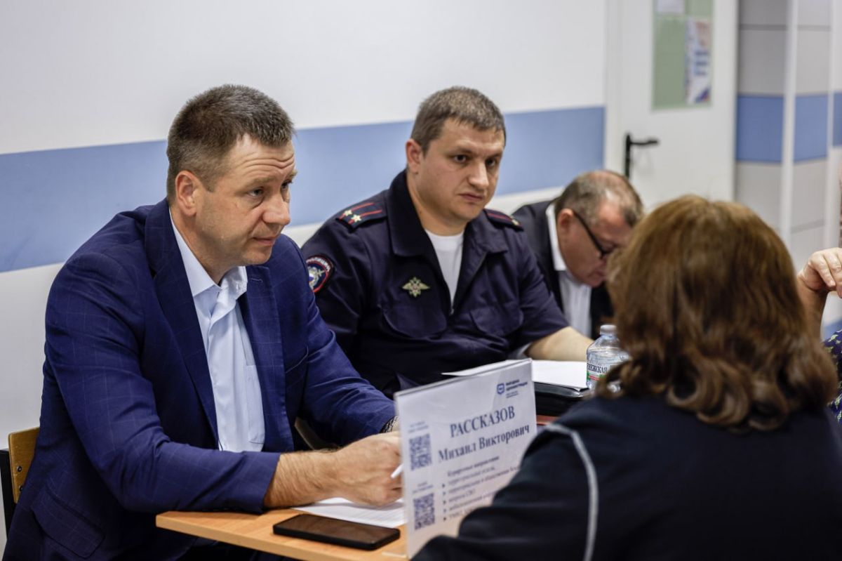 На территории Развилковской школы состоялась традиционная встреча в формате «выездной администрации», в которой приняли участие глава Ленинского городского округа Станислав Каторов, его заместители, руководители профильных... На территории Развилковской школы состоялась традиционная встреча в формате «выездной администрации», в которой приняли участие глава Ленинского городского округа Станислав Каторов, его заместители, руководители профильных...