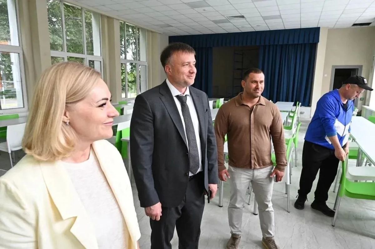 Глава округа Алексей Шимко вместе с депутатом окружного Совета Максимом Валиковым, директором Липицкой школы Галиной Юдиной, родителями и выпускниками проверил ход завершающего этапа капитального ремонта Глава округа Алексей Шимко вместе с депутатом окружного Совета Максимом Валиковым, директором Липицкой школы Галиной Юдиной, родителями и выпускниками проверил ход завершающего этапа капитального ремонта