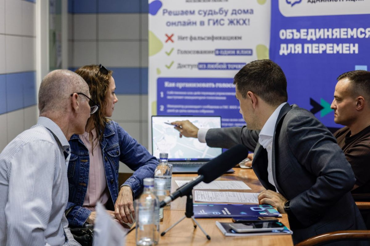 На территории Развилковской школы состоялась традиционная встреча в формате «выездной администрации», в которой приняли участие глава Ленинского городского округа Станислав Каторов, его заместители, руководители профильных... На территории Развилковской школы состоялась традиционная встреча в формате «выездной администрации», в которой приняли участие глава Ленинского городского округа Станислав Каторов, его заместители, руководители профильных...