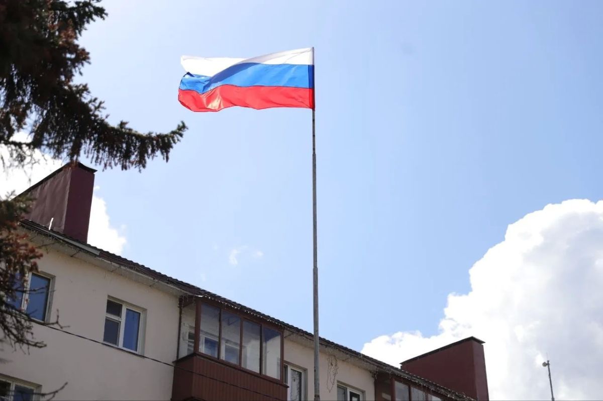 В Подмосковье готовятся к празднованию Дня флага РФ — улицы и дома украшают триколором