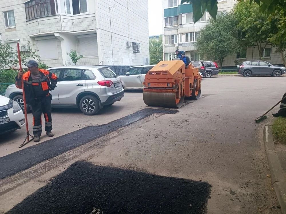 Сотрудники предприятия «Автобытдор» продолжают ежедневные работы по ямочному ремонту на дорогах и во дворах Сотрудники предприятия «Автобытдор» продолжают ежедневные работы по ямочному ремонту на дорогах и во дворах