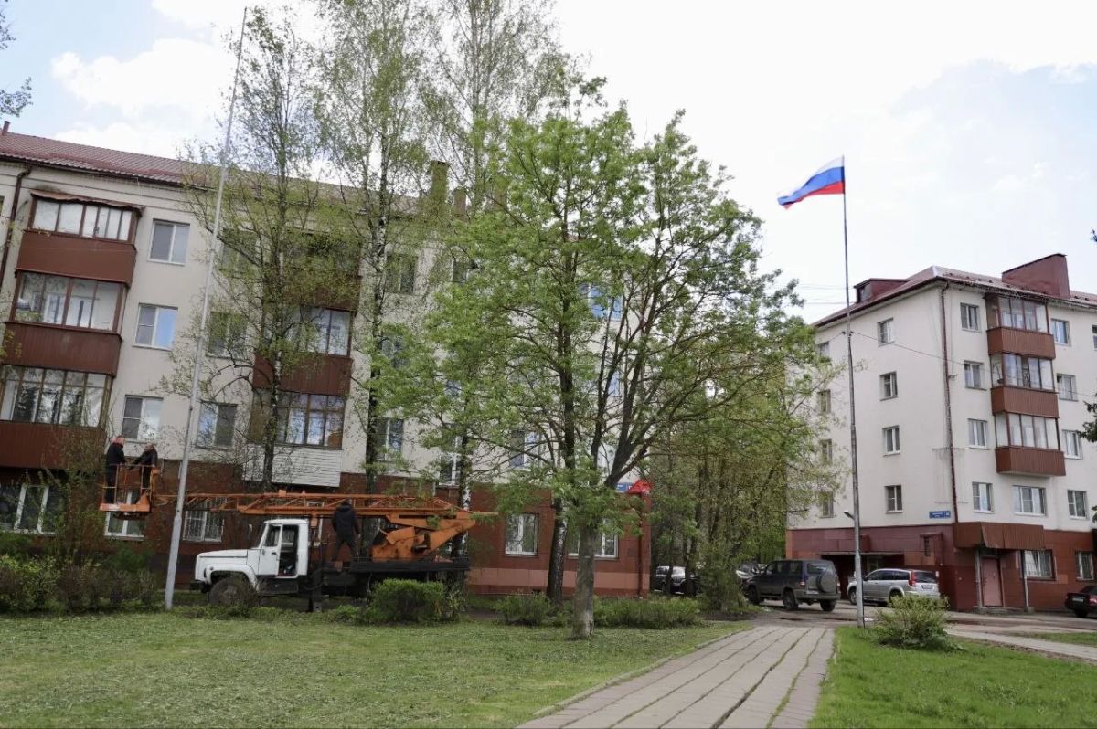 В Подмосковье готовятся к празднованию Дня флага РФ — улицы и дома украшают триколором В Подмосковье готовятся к празднованию Дня флага РФ — улицы и дома украшают триколором