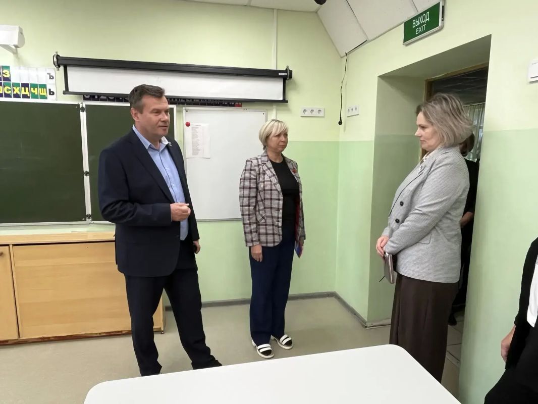 Александр Гречищев: Вместе с родителями учеников проверили, как готовят к новому учебному году школу № 2 в Озёрах