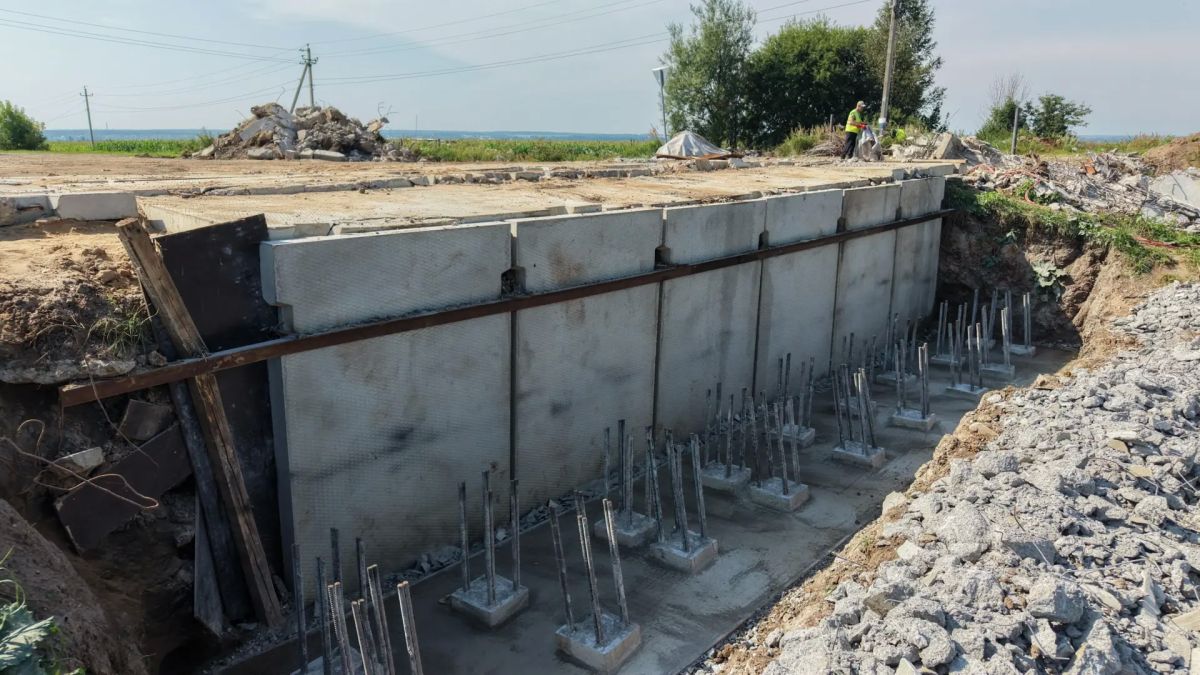 У д. Давыдково Дмитровского округа капитально ремонтируют мост через р. Яхрому длиной 35 метров У д. Давыдково Дмитровского округа капитально ремонтируют мост через р. Яхрому длиной 35 метров