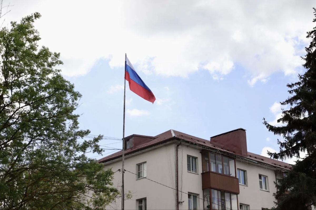 В Подмосковье готовятся к празднованию Дня флага РФ — улицы и дома украшают триколором В Подмосковье готовятся к празднованию Дня флага РФ — улицы и дома украшают триколором