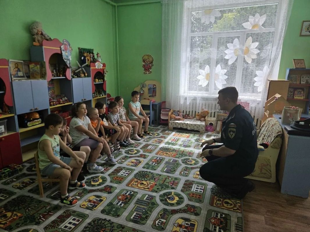Инспекторы Госпожнадзора обучили правилам безопасности воспитанников детсадов в Хатуни и Ивановском