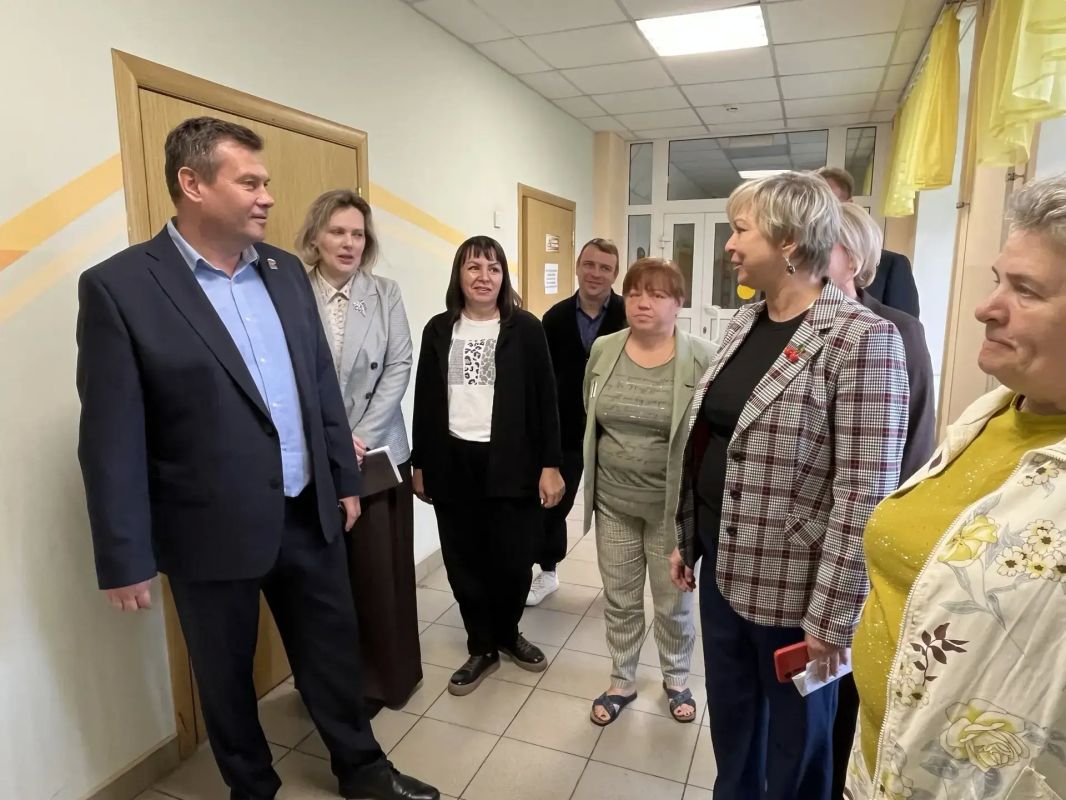 Александр Гречищев: Вместе с родителями учеников проверили, как готовят к новому учебному году школу № 2 в Озёрах Александр Гречищев: Вместе с родителями учеников проверили, как готовят к новому учебному году школу № 2 в Озёрах