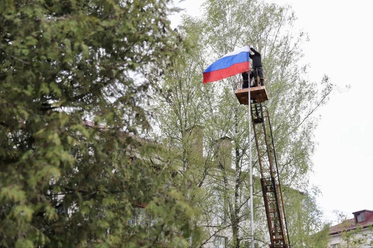 В Подмосковье готовятся к празднованию Дня флага РФ — улицы и дома украшают триколором В Подмосковье готовятся к празднованию Дня флага РФ — улицы и дома украшают триколором