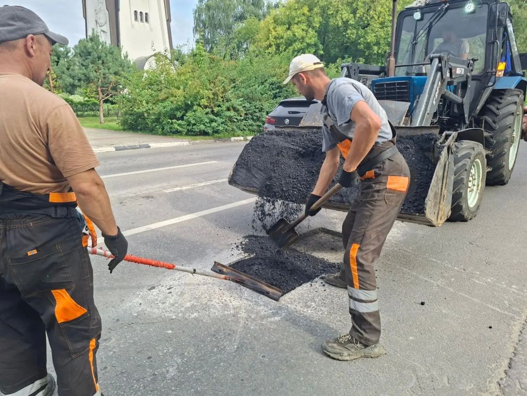 Сотрудники предприятия «Автобытдор» продолжают ежедневные работы по ямочному ремонту на дорогах и во дворах Сотрудники предприятия «Автобытдор» продолжают ежедневные работы по ямочному ремонту на дорогах и во дворах