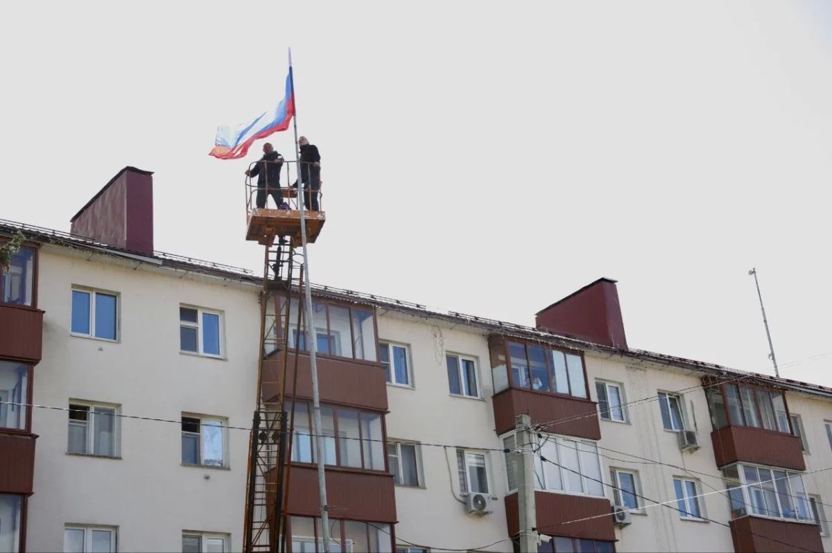 В Подмосковье готовятся к празднованию Дня флага РФ — улицы и дома украшают триколором В Подмосковье готовятся к празднованию Дня флага РФ — улицы и дома украшают триколором