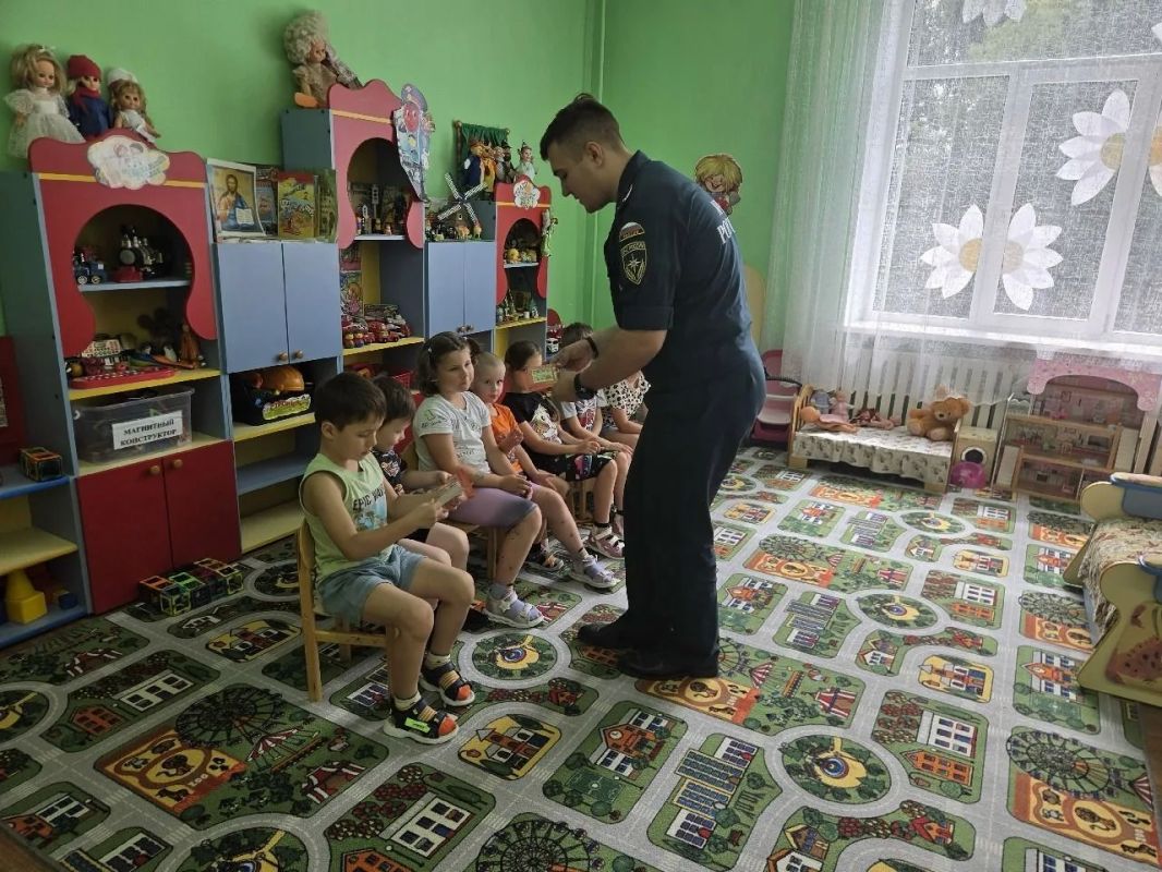 Инспекторы Госпожнадзора обучили правилам безопасности воспитанников детсадов в Хатуни и Ивановском Инспекторы Госпожнадзора обучили правилам безопасности воспитанников детсадов в Хатуни и Ивановском