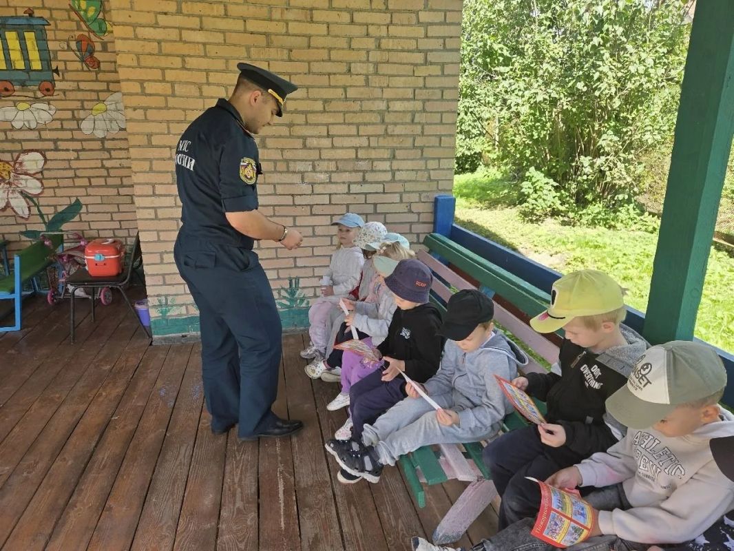 Инспекторы Госпожнадзора обучили правилам безопасности воспитанников детсадов в Хатуни и Ивановском Инспекторы Госпожнадзора обучили правилам безопасности воспитанников детсадов в Хатуни и Ивановском