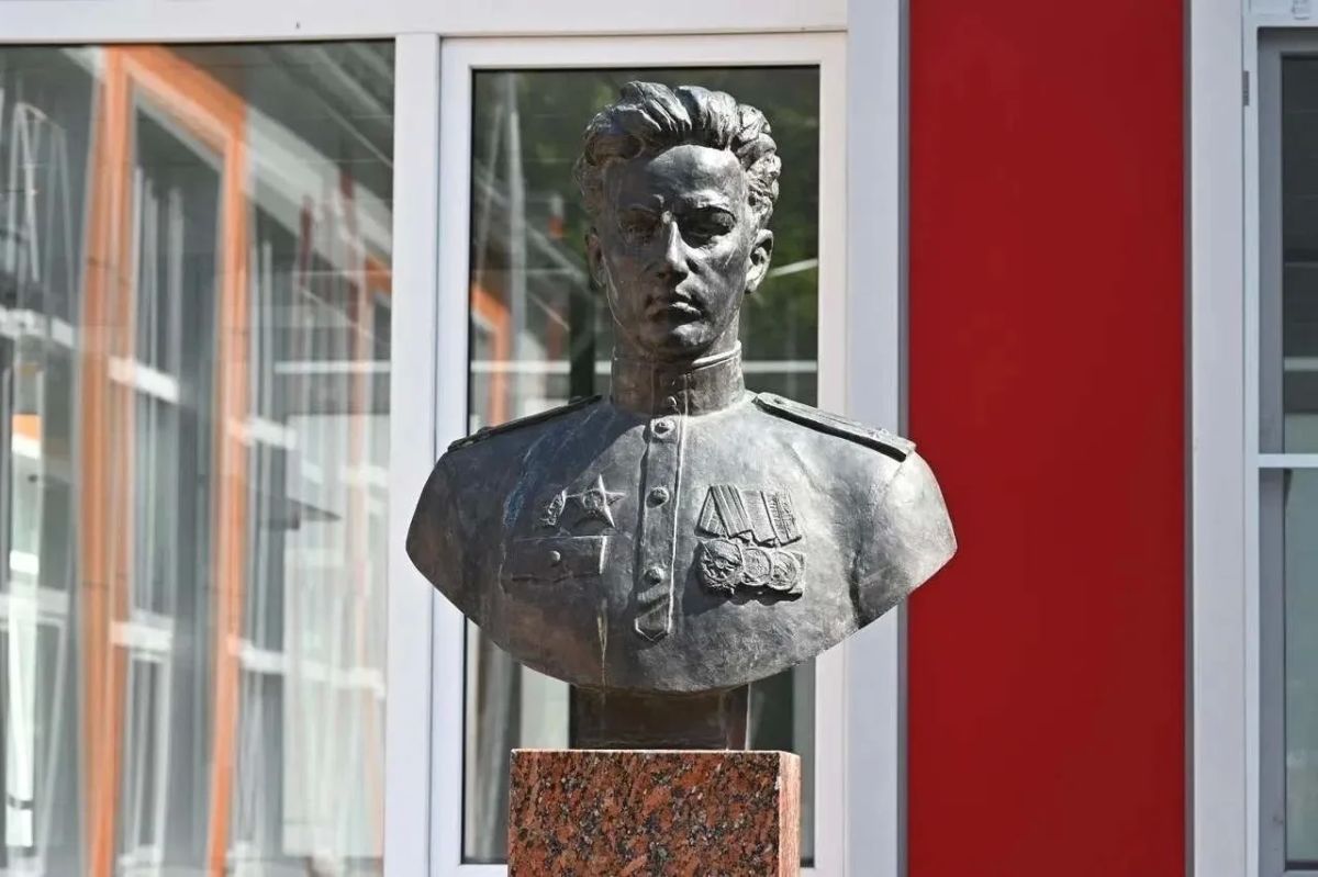 Глава округа Алексей Шимко вместе с депутатом окружного Совета Максимом Валиковым, директором Липицкой школы Галиной Юдиной, родителями и выпускниками проверил ход завершающего этапа капитального ремонта Глава округа Алексей Шимко вместе с депутатом окружного Совета Максимом Валиковым, директором Липицкой школы Галиной Юдиной, родителями и выпускниками проверил ход завершающего этапа капитального ремонта