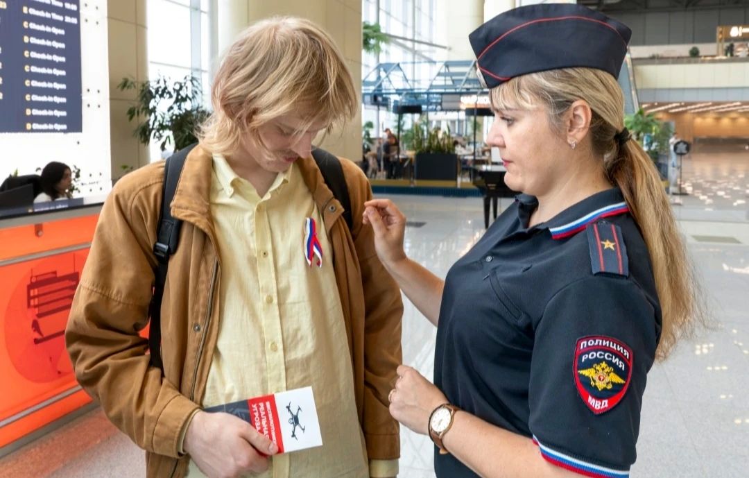 В аэропорту Домодедово транспортные полицейские присоединились к акциям «Поднять флаг» и «Триколор безопасности» В аэропорту Домодедово транспортные полицейские присоединились к акциям «Поднять флаг» и «Триколор безопасности»