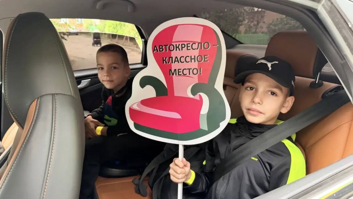 «Пристегнуться в машине — это первое и главное действие, которое должен сделать каждый пассажир, сядя в автомобиль. А когда в салоне находится ребенок — ответственность возрастает кратно» «Пристегнуться в машине — это первое и главное действие, которое должен сделать каждый пассажир, сядя в автомобиль. А когда в салоне находится ребенок — ответственность возрастает кратно»