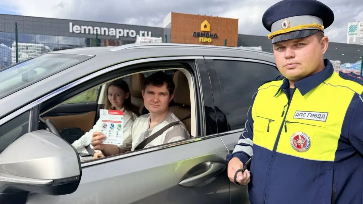 «Пристегнуться в машине — это первое и главное действие, которое должен сделать каждый пассажир, сядя в автомобиль. А когда в салоне находится ребенок — ответственность возрастает кратно» «Пристегнуться в машине — это первое и главное действие, которое должен сделать каждый пассажир, сядя в автомобиль. А когда в салоне находится ребенок — ответственность возрастает кратно»