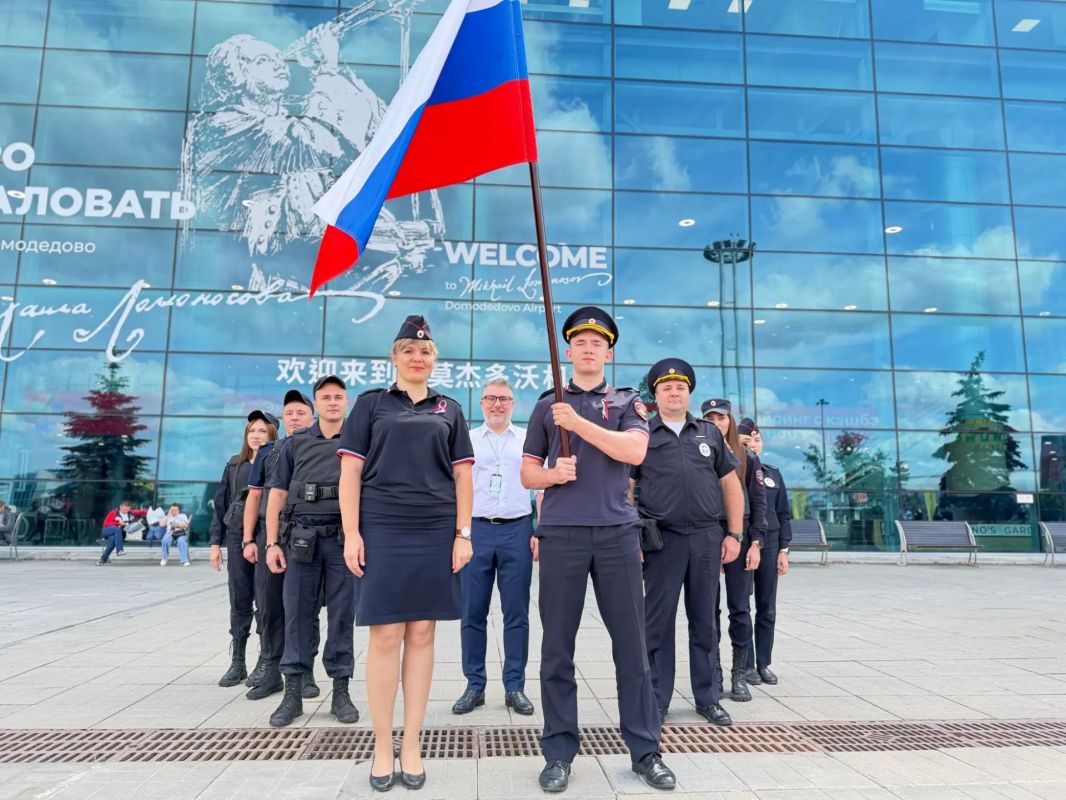 В аэропорту Домодедово транспортные полицейские присоединились к акциям «Поднять флаг» и «Триколор безопасности»
