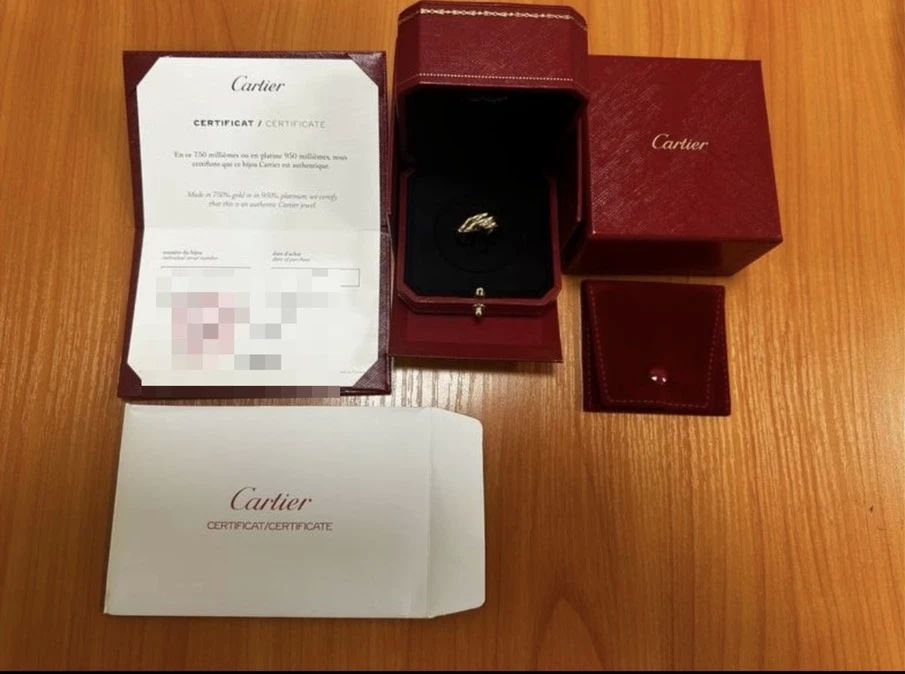 Брендовые украшения и вещи на 9,3 млн рублей нашли таможенники в багаже у россиянки Брендовые украшения и вещи на 9,3 млн рублей нашли таможенники в багаже у россиянки