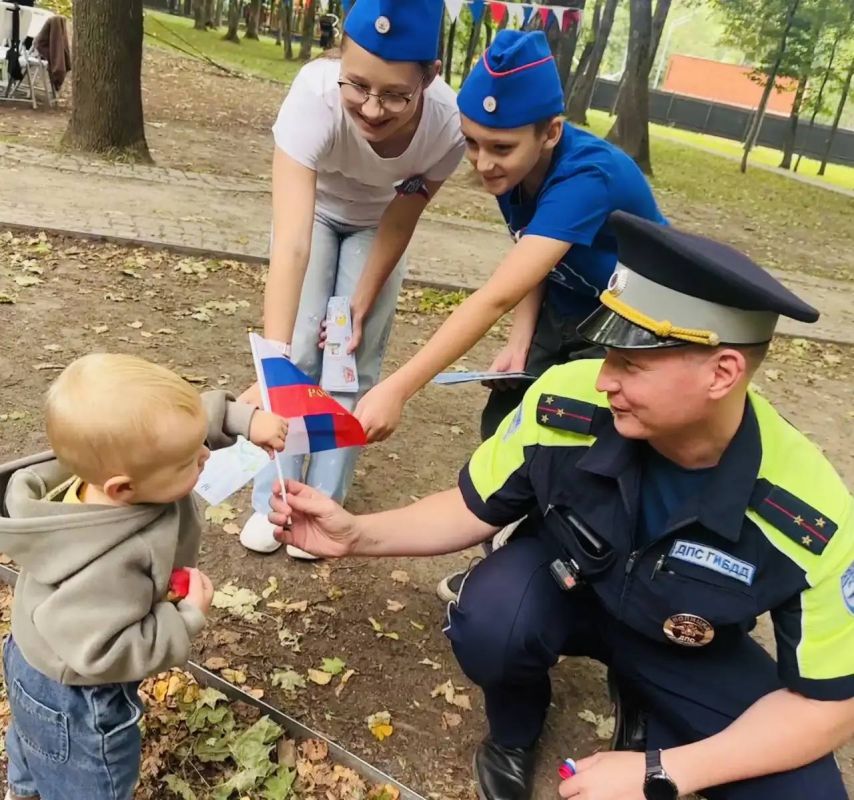 В преддверии Дня Государственного флага Российской Федерации сотрудники Госавтоинспекции УМВД России по Воскресенскому городскому округу совместно с активистами отряда ЮИД МОУ «Лицей имени Стрельцова П.В.» провели... В преддверии Дня Государственного флага Российской Федерации сотрудники Госавтоинспекции УМВД России по Воскресенскому городскому округу совместно с активистами отряда ЮИД МОУ «Лицей имени Стрельцова П.В.» провели...