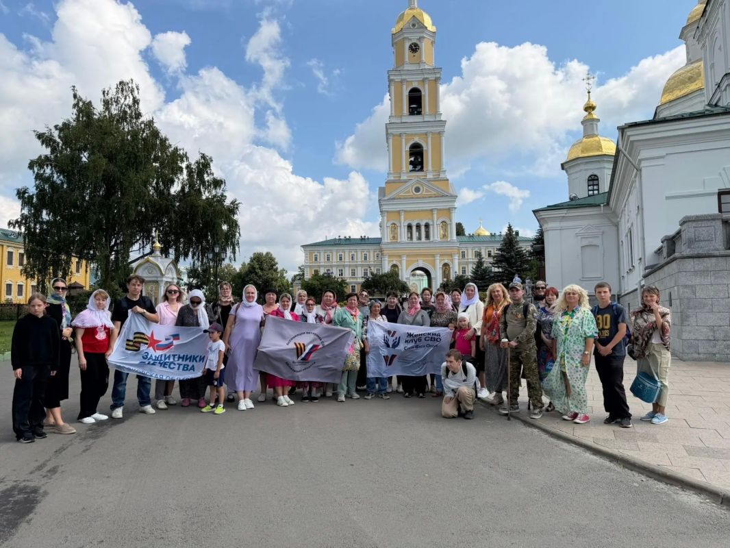 Организованная поездка в одно из главных духовных мест России состоялась для участников Ассоциации ветеранов СВО, представителей фонда «Защитники Отечества», активисток «Женского клуба» и членов их семей