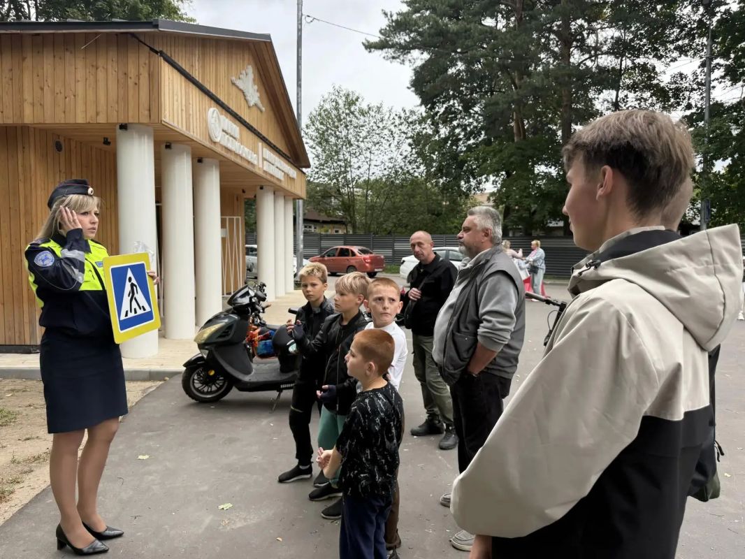 Профилактическую акцию для юных пешеходов «ПДД — детям» провели в Летнем парке Люберец Профилактическую акцию для юных пешеходов «ПДД — детям» провели в Летнем парке Люберец
