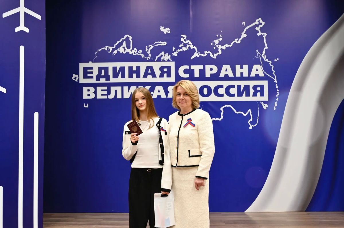 Важный рубеж. Накануне Дня флага Российской Федерации в молодежном центре «Победа» прошла торжественная церемония вручения первых паспортов Важный рубеж. Накануне Дня флага Российской Федерации в молодежном центре «Победа» прошла торжественная церемония вручения первых паспортов