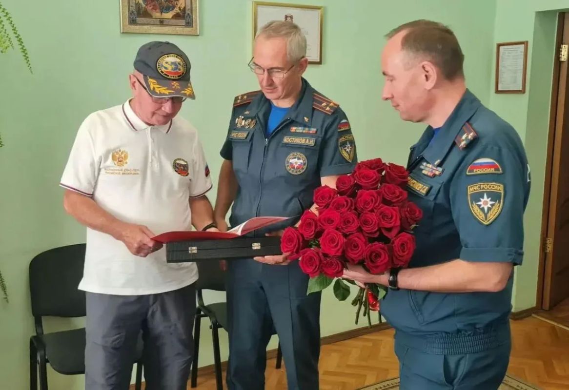 Руководство Главного управления поздравило Заслуженного спасателя Российской Федерации с юбилеем Руководство Главного управления поздравило Заслуженного спасателя Российской Федерации с юбилеем