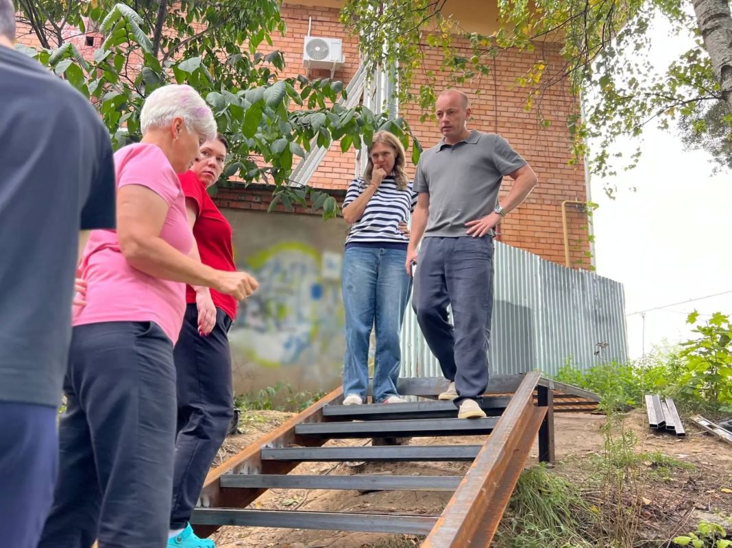Уполномоченный главы округа Ольга Алексеева вместе с депутатом Совета депутатов Пушкинского Дмитрием Кульковым проверили как идут работы по благоустройству спуска, ведущего от гипермаркета к СНТ Уполномоченный главы округа Ольга Алексеева вместе с депутатом Совета депутатов Пушкинского Дмитрием Кульковым проверили как идут работы по благоустройству спуска, ведущего от гипермаркета к СНТ