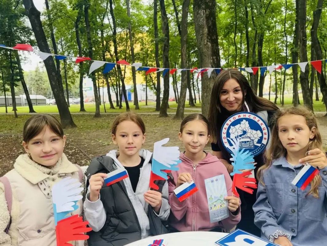 В преддверии Дня Государственного флага Российской Федерации сотрудники Госавтоинспекции УМВД России по Воскресенскому городскому округу совместно с активистами отряда ЮИД МОУ «Лицей имени Стрельцова П.В.» провели... В преддверии Дня Государственного флага Российской Федерации сотрудники Госавтоинспекции УМВД России по Воскресенскому городскому округу совместно с активистами отряда ЮИД МОУ «Лицей имени Стрельцова П.В.» провели...