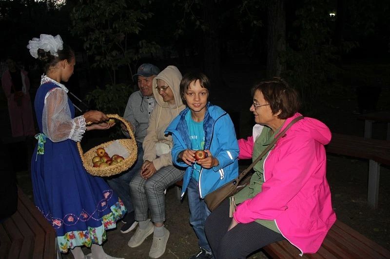 19 августа в парке «Москворецкий» прошло праздничное мероприятие «Яблочный Спас не пройдет без нас!», приуроченное к православному торжеству Преображения Господня. 19 августа в парке «Москворецкий» прошло праздничное мероприятие «Яблочный Спас не пройдет без нас!», приуроченное к православному торжеству Преображения Господня.