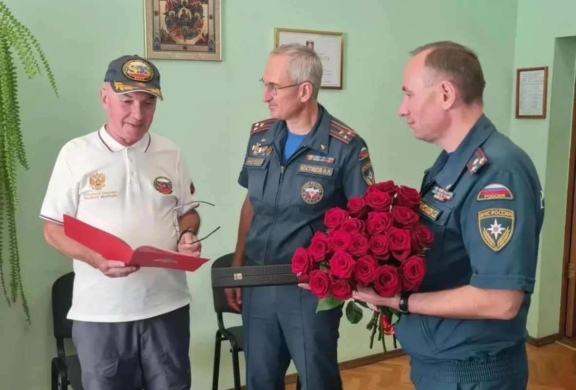 Руководство Главного управления поздравило Заслуженного спасателя Российской Федерации с юбилеем Руководство Главного управления поздравило Заслуженного спасателя Российской Федерации с юбилеем