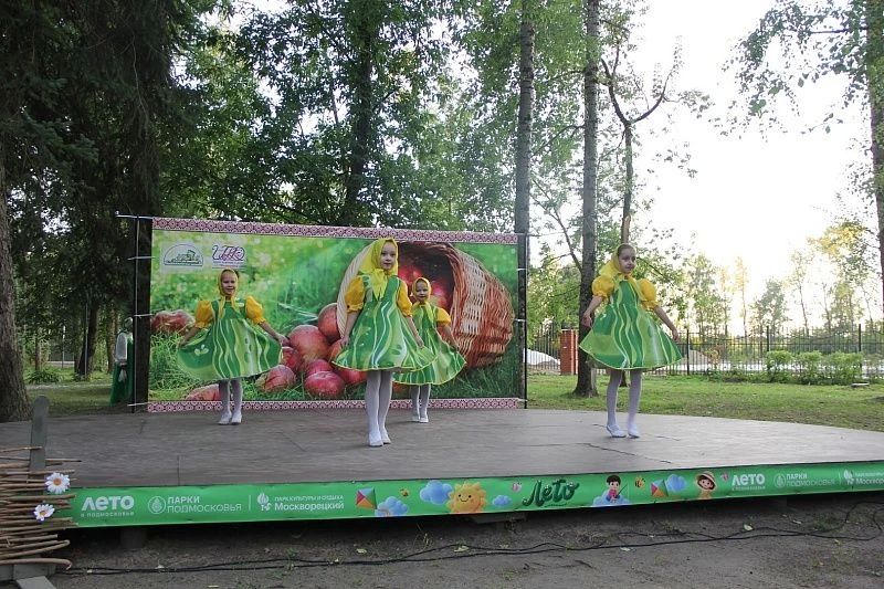 19 августа в парке «Москворецкий» прошло праздничное мероприятие «Яблочный Спас не пройдет без нас!», приуроченное к православному торжеству Преображения Господня. 19 августа в парке «Москворецкий» прошло праздничное мероприятие «Яблочный Спас не пройдет без нас!», приуроченное к православному торжеству Преображения Господня.