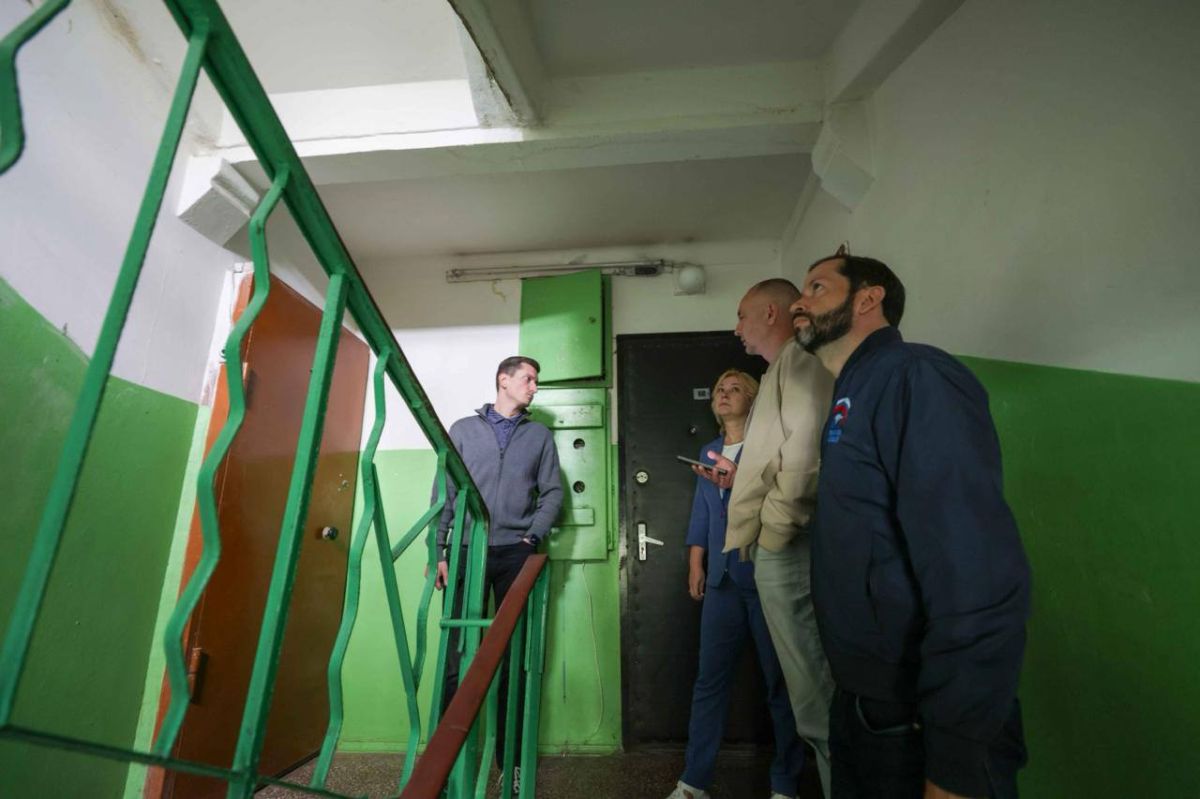 Дмитрий Семёнов провёл мониторинг содержания дворовых территорий на Ленинградской, 8 Дмитрий Семёнов провёл мониторинг содержания дворовых территорий на Ленинградской, 8