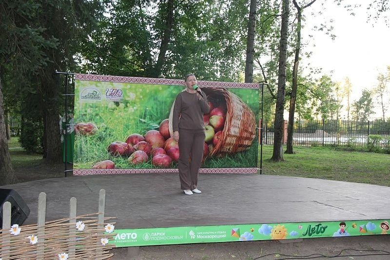 19 августа в парке «Москворецкий» прошло праздничное мероприятие «Яблочный Спас не пройдет без нас!», приуроченное к православному торжеству Преображения Господня. 19 августа в парке «Москворецкий» прошло праздничное мероприятие «Яблочный Спас не пройдет без нас!», приуроченное к православному торжеству Преображения Господня.