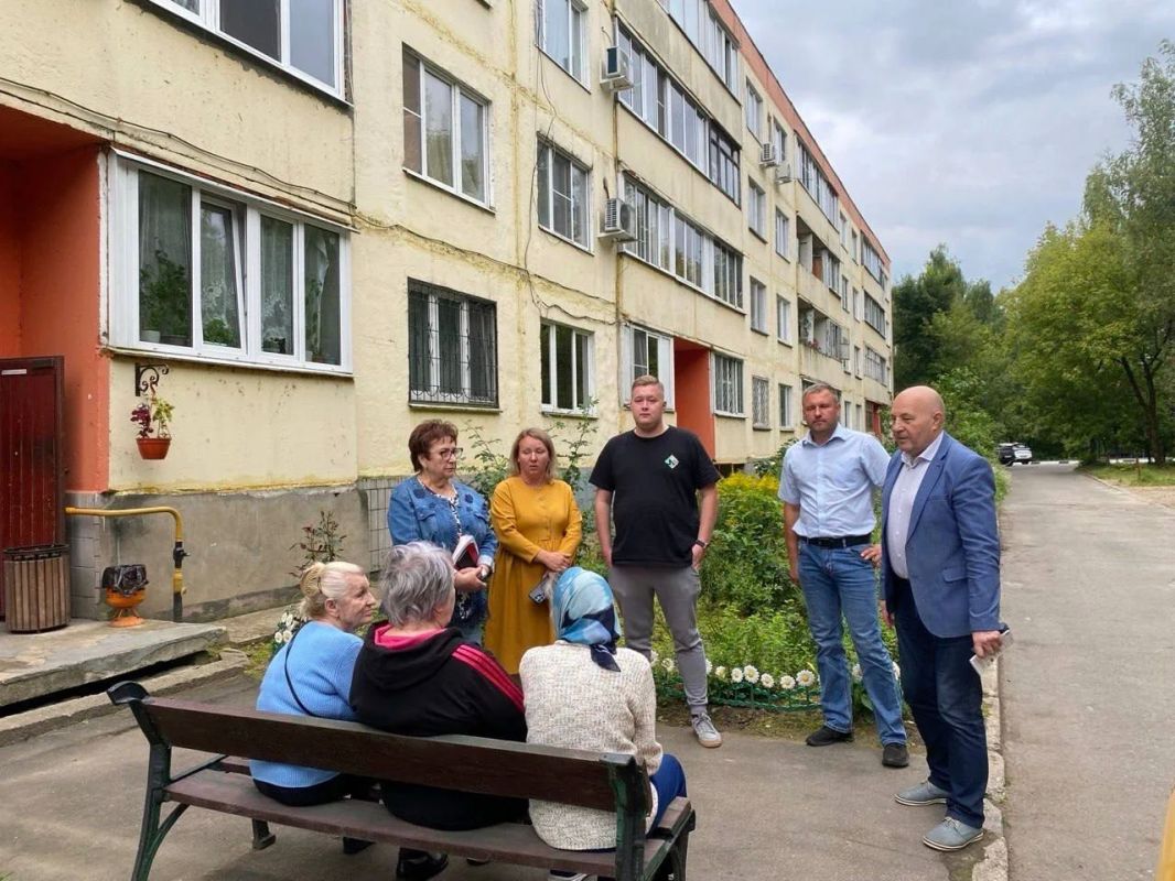 Ярко красная бегония, розовые флоксы, бело-голубые астры, шарообразные соцветия гортензий, разноцветные гладиолусы, оранжевые тыквы, батут, беседки с шезлонгами, котстровая чаша-это лишь часть перечисленного из того, что... Ярко красная бегония, розовые флоксы, бело-голубые астры, шарообразные соцветия гортензий, разноцветные гладиолусы, оранжевые тыквы, батут, беседки с шезлонгами, котстровая чаша-это лишь часть перечисленного из того, что...