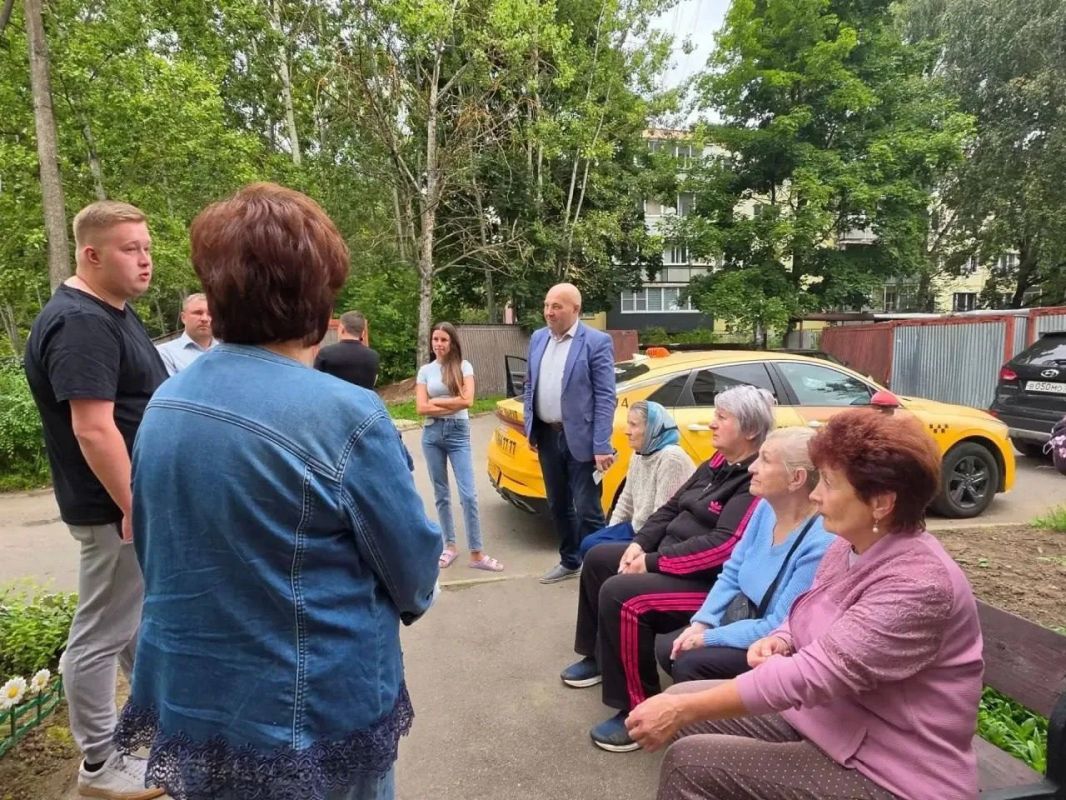 Ярко красная бегония, розовые флоксы, бело-голубые астры, шарообразные соцветия гортензий, разноцветные гладиолусы, оранжевые тыквы, батут, беседки с шезлонгами, котстровая чаша-это лишь часть перечисленного из того, что... Ярко красная бегония, розовые флоксы, бело-голубые астры, шарообразные соцветия гортензий, разноцветные гладиолусы, оранжевые тыквы, батут, беседки с шезлонгами, котстровая чаша-это лишь часть перечисленного из того, что...