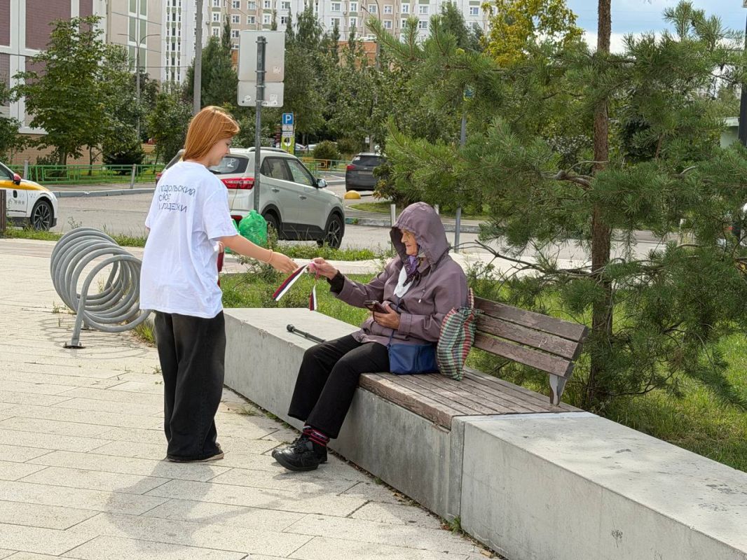 В Подольске проходит акция ко Дню флага В Подольске проходит акция ко Дню флага