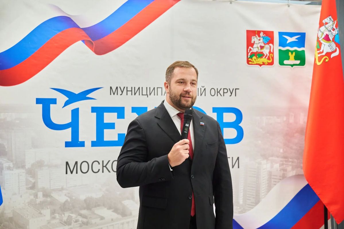 Михаил Собакин: В преддверии Дня Государственного флага Российской Федерации вместе с Чеховским городским прокурором Вадимом Сергеевичем Шишкиным мне вручили паспорта юным жителям нашего округа Михаил Собакин: В преддверии Дня Государственного флага Российской Федерации вместе с Чеховским городским прокурором Вадимом Сергеевичем Шишкиным мне вручили паспорта юным жителям нашего округа