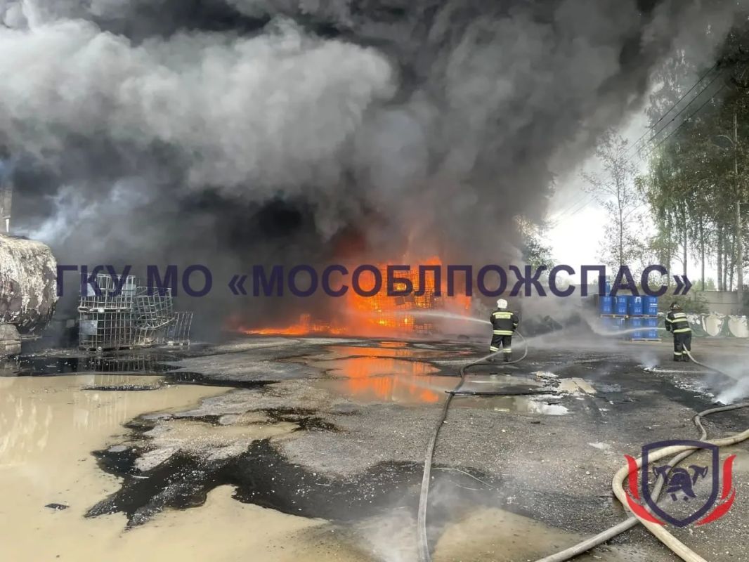 21 августа в 8:57 поступило сообщение о возгорании на территории Ногинского промышленного дорожно-строительного комплекса в деревне Починки