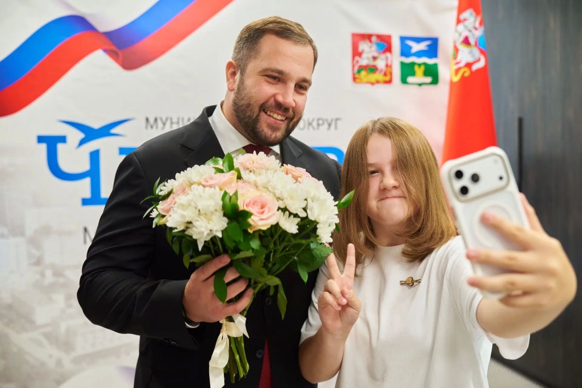 Михаил Собакин: В преддверии Дня Государственного флага Российской Федерации вместе с Чеховским городским прокурором Вадимом Сергеевичем Шишкиным мне вручили паспорта юным жителям нашего округа Михаил Собакин: В преддверии Дня Государственного флага Российской Федерации вместе с Чеховским городским прокурором Вадимом Сергеевичем Шишкиным мне вручили паспорта юным жителям нашего округа