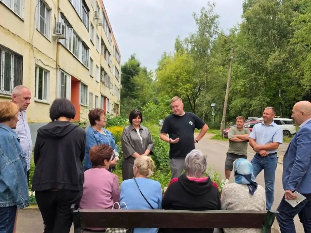 Ярко красная бегония, розовые флоксы, бело-голубые астры, шарообразные соцветия гортензий, разноцветные гладиолусы, оранжевые тыквы, батут, беседки с шезлонгами, котстровая чаша-это лишь часть перечисленного из того, что...
