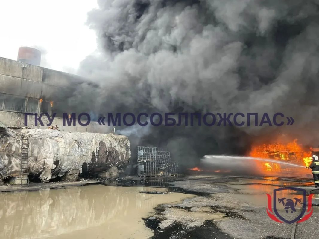 21 августа в 8:57 поступило сообщение о возгорании на территории Ногинского промышленного дорожно-строительного комплекса в деревне Починки 21 августа в 8:57 поступило сообщение о возгорании на территории Ногинского промышленного дорожно-строительного комплекса в деревне Починки